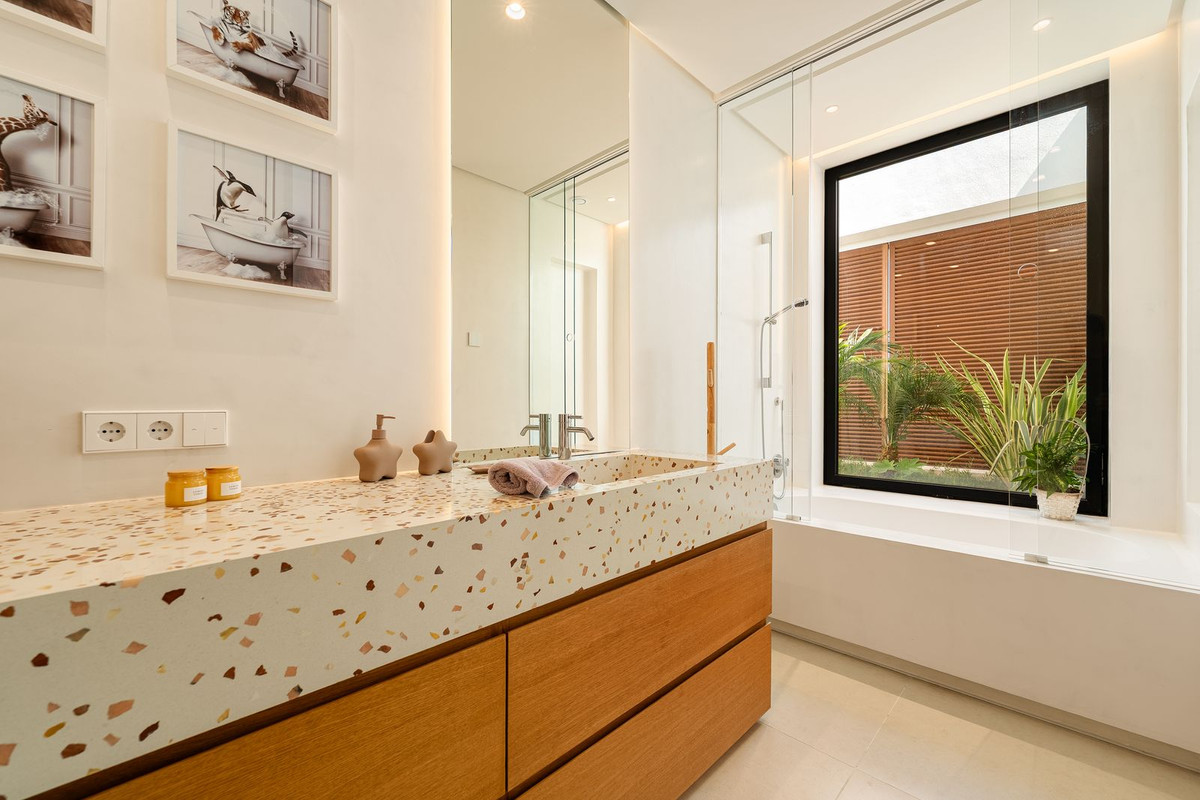 6 Bedroom Villa in San Pedro de Alcántara - Photo 35