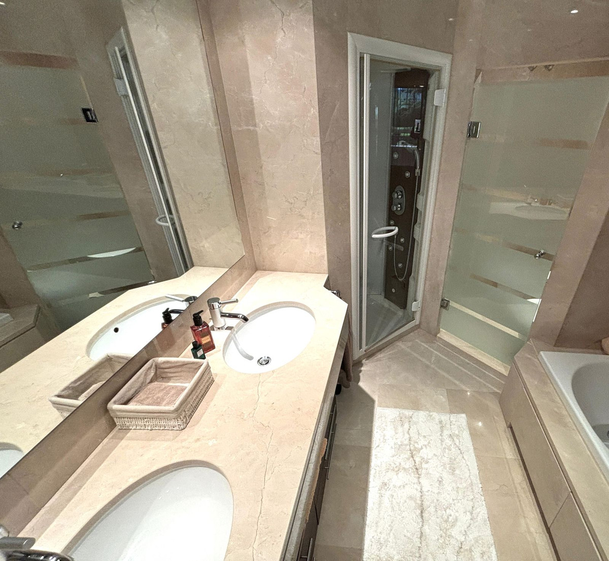 2 Bedroom Apartment in Marbella - Photo 25