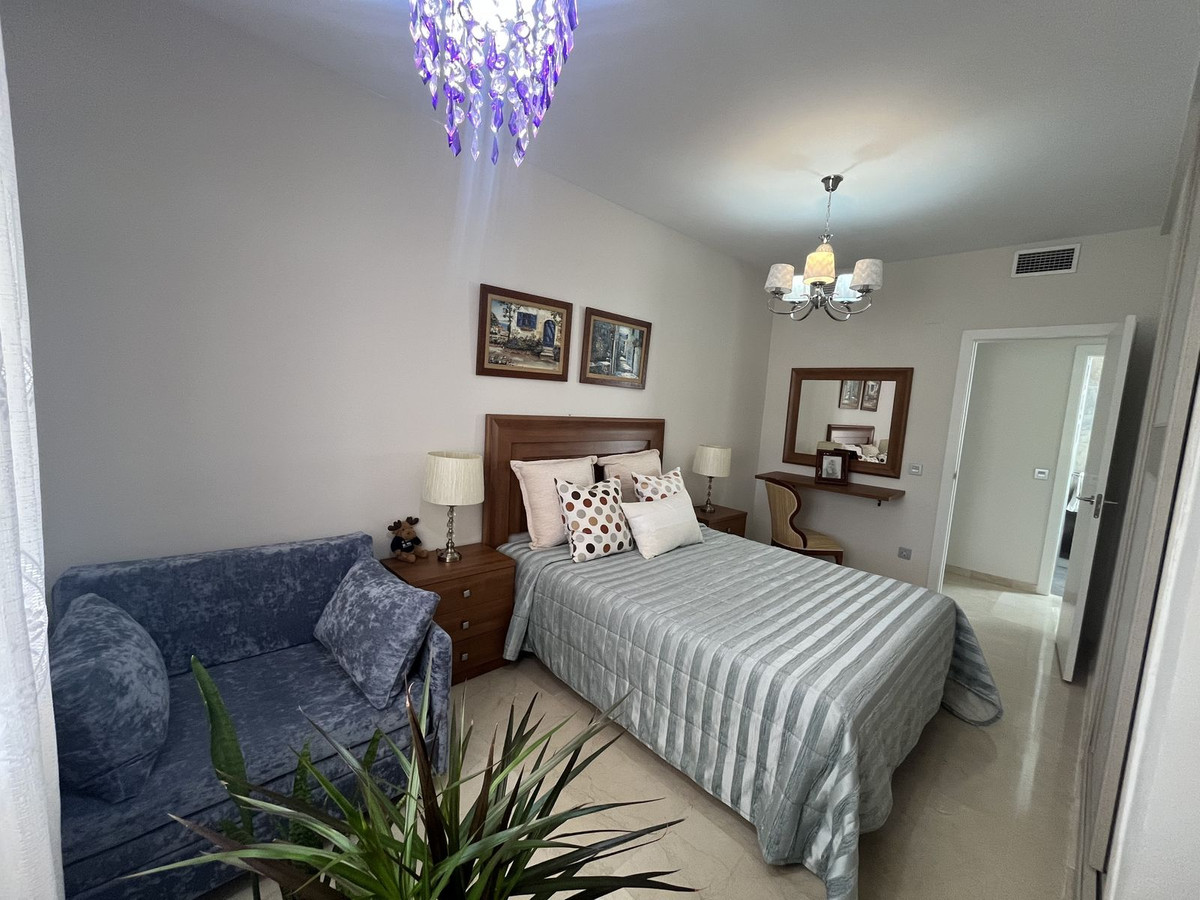 3 Bedroom Penthouse in Estepona - Photo 12