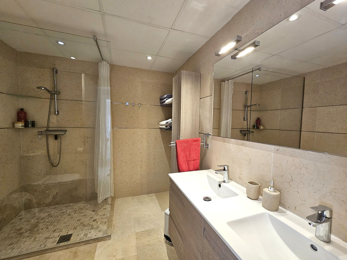 2 Bedroom Penthouse in Estepona - Photo 23