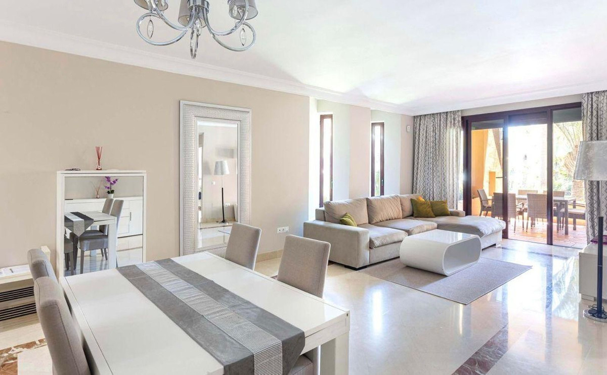 2 Bedroom Apartment in San Pedro de Alcántara - Photo 3