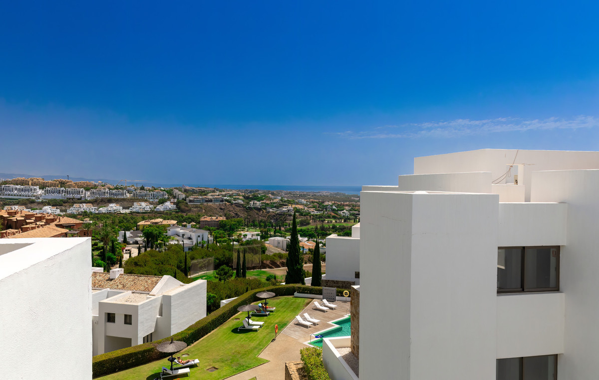 3 Bedroom Penthouse in Benahavís - Photo 3
