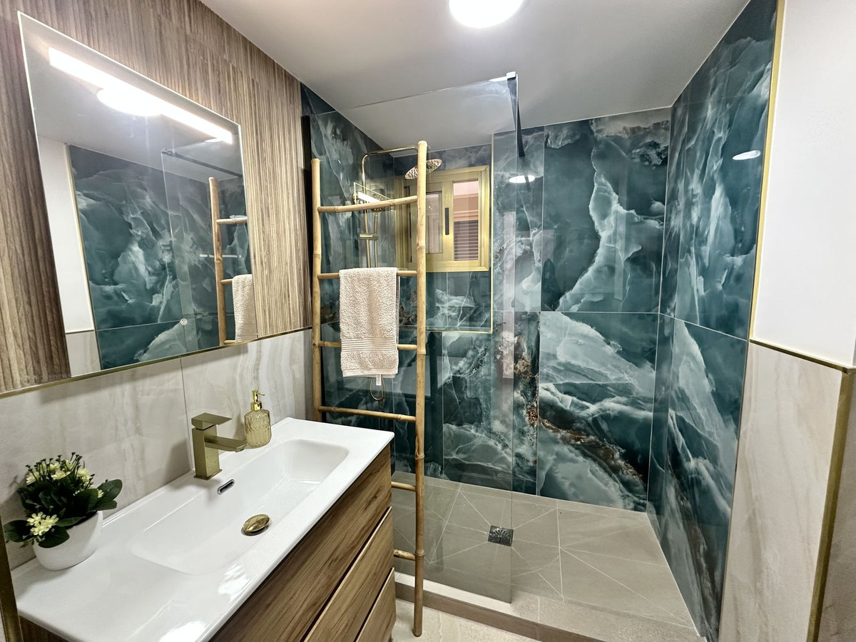 2 Bedroom Apartment in Fuengirola - Photo 25