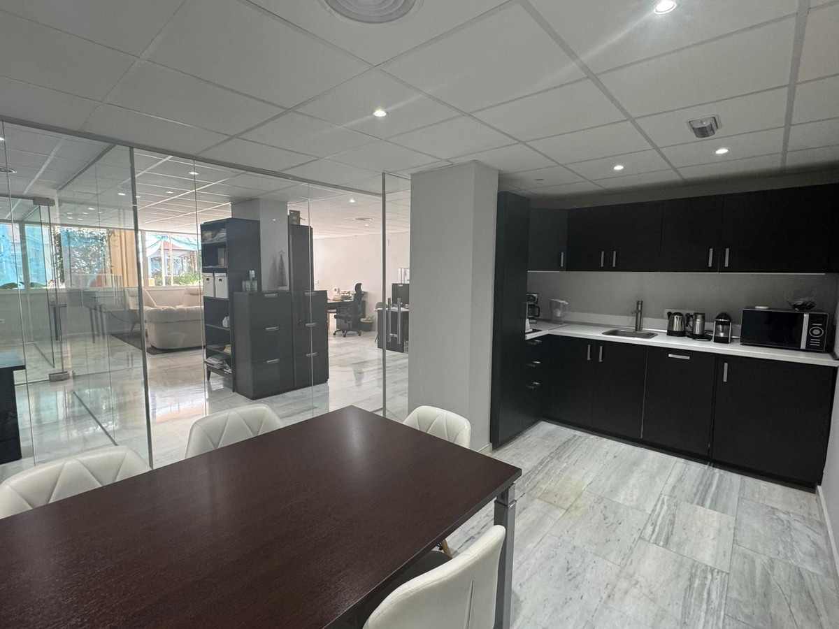 Commercial premises with pool in Malaga, Spain – Photo 10