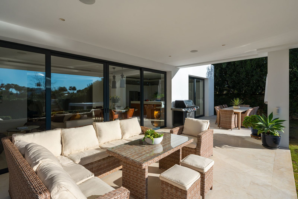 6 Bedroom Villa in Marbella - Photo 32