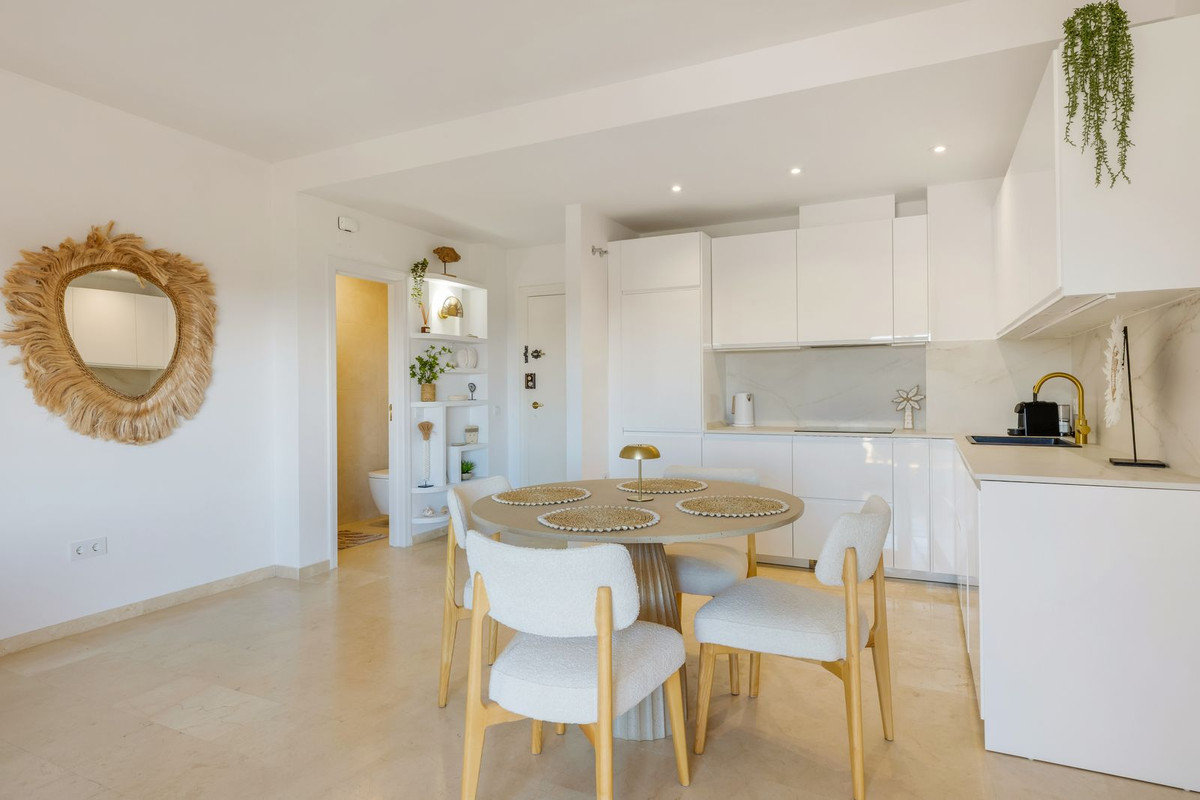 1 Bedroom Apartment in Estepona - Photo 10