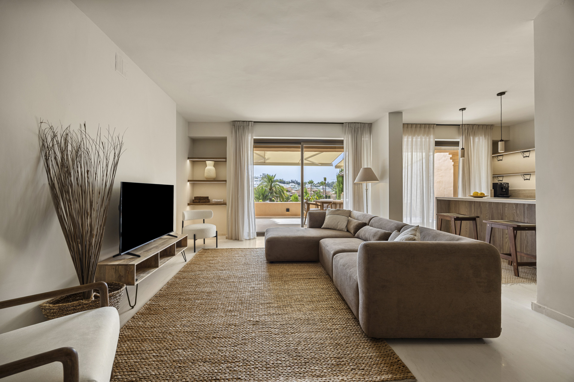 3 Bedroom Penthouse in Estepona - Photo 5