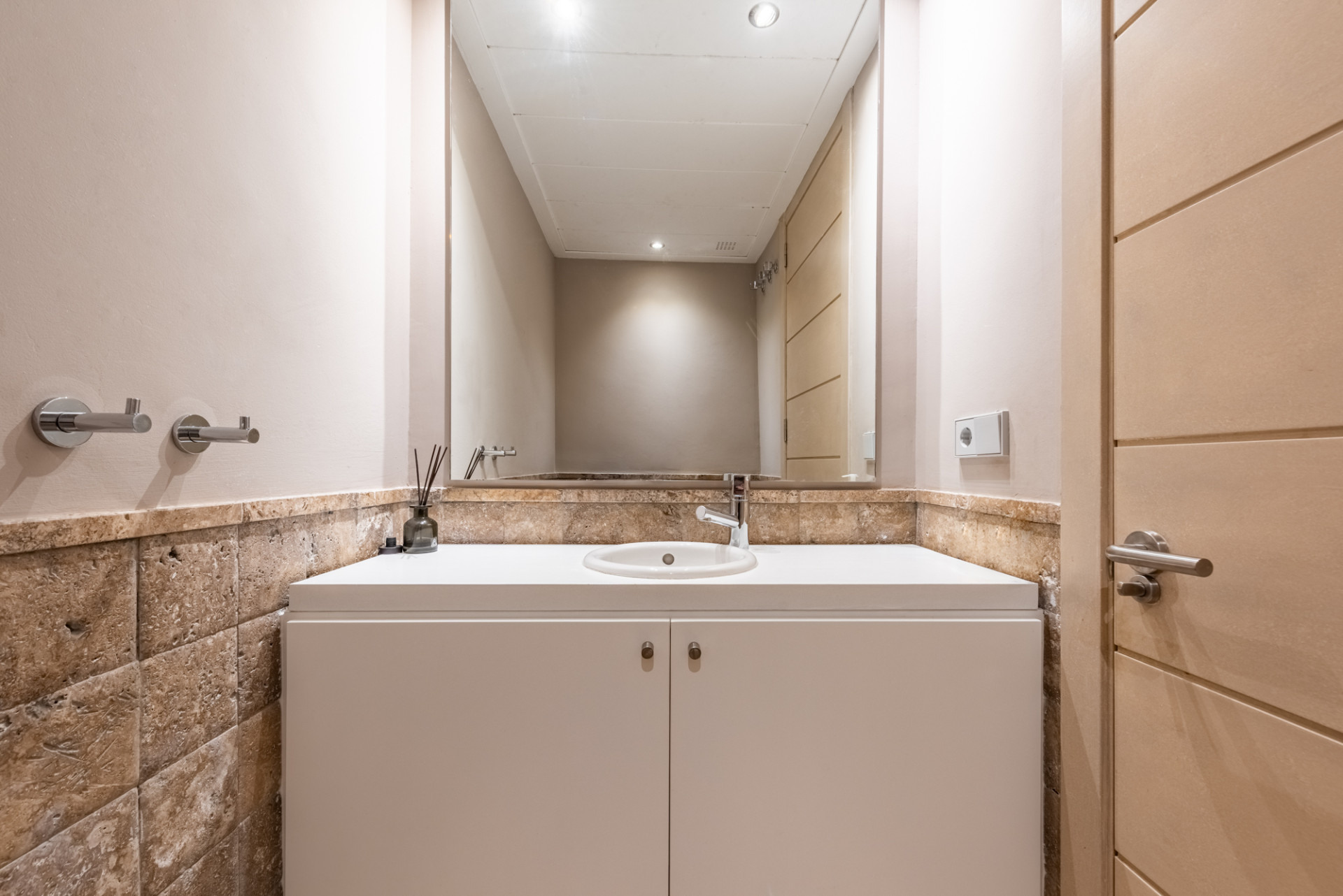 2 Bedroom Apartment in Benahavís - Photo 20