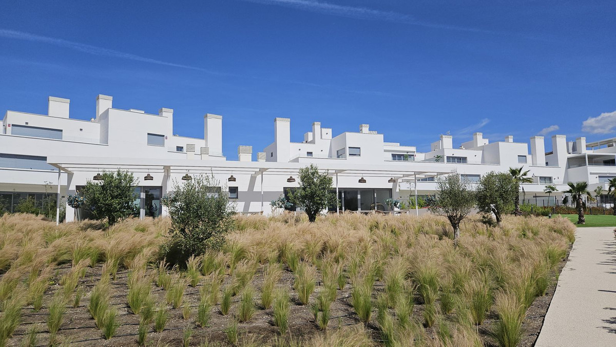 2 Bedroom Apartment in Estepona - Photo 60