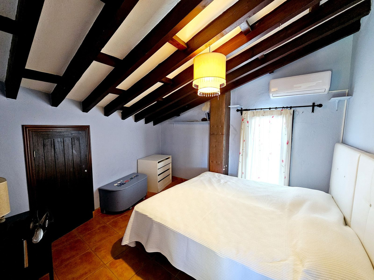 6 Bedroom Villa in Estepona - Photo 22