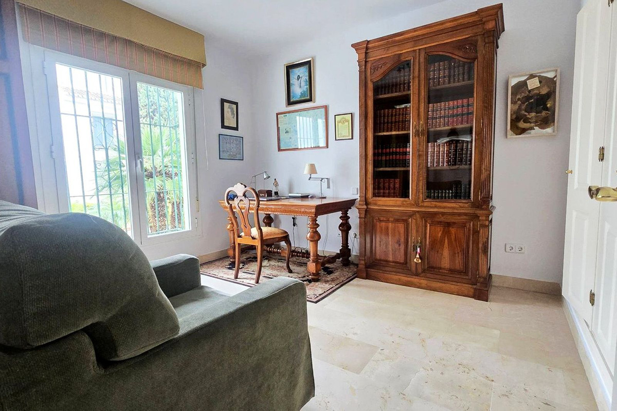 2 Bedroom Apartment in Estepona - Photo 17