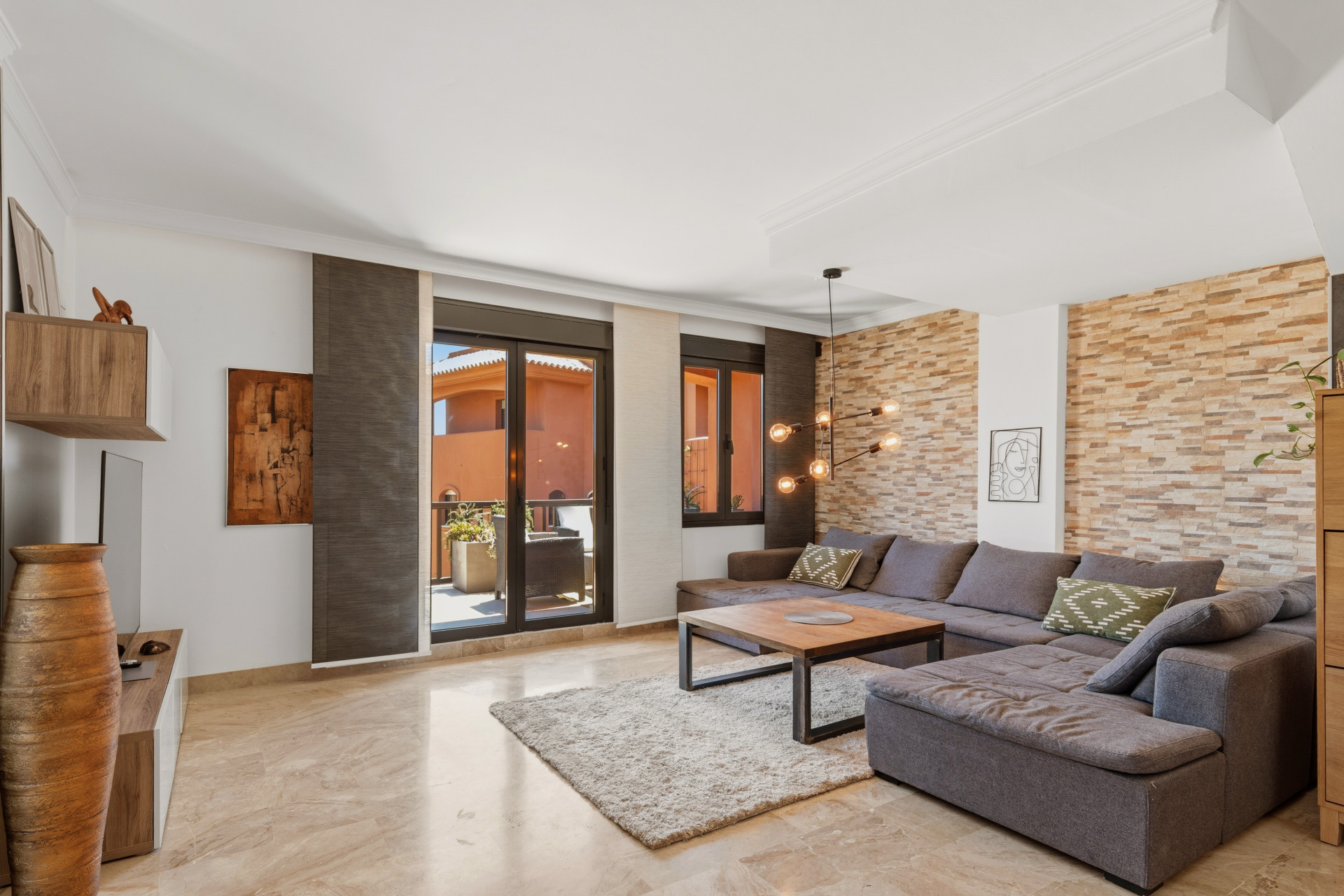3 Bedroom Penthouse in Estepona - Photo 5