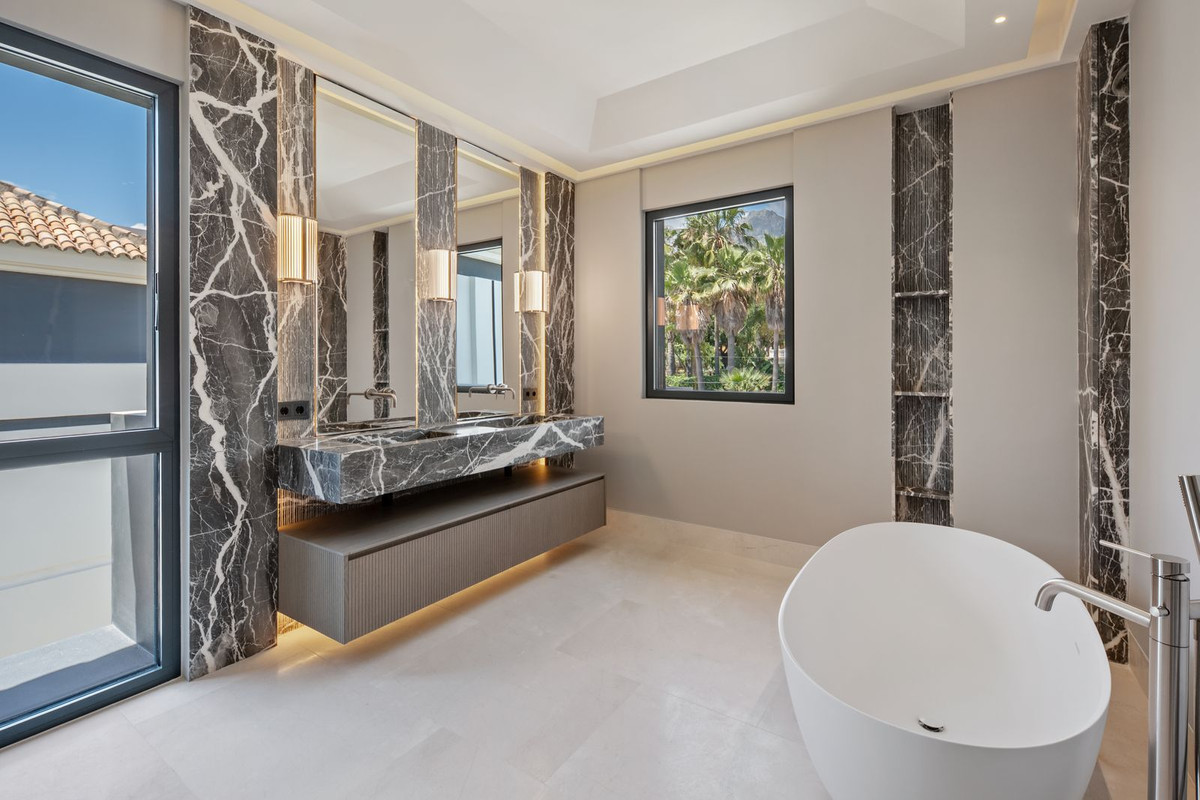 6 Bedroom Villa in Marbella - Photo 31