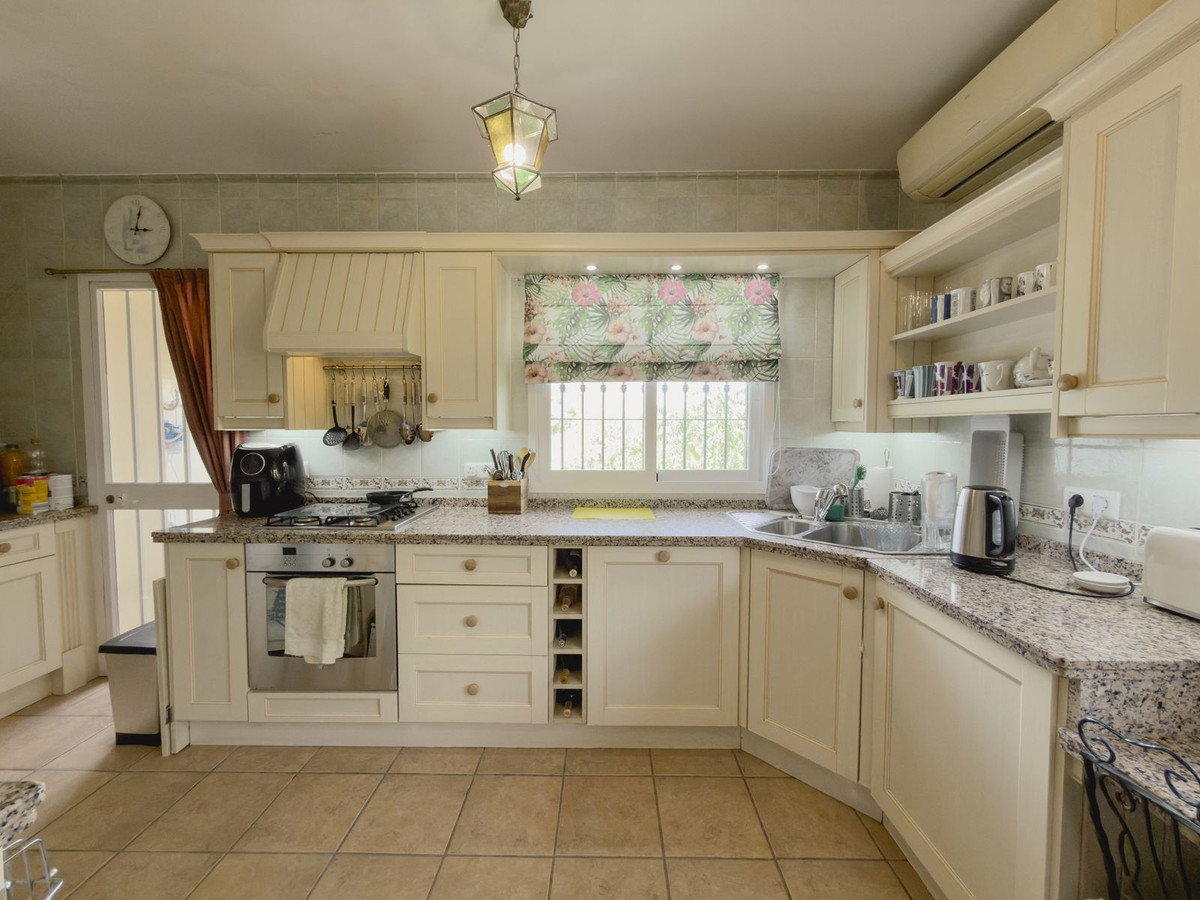 4 Bedroom Villa in Coín - Photo 6