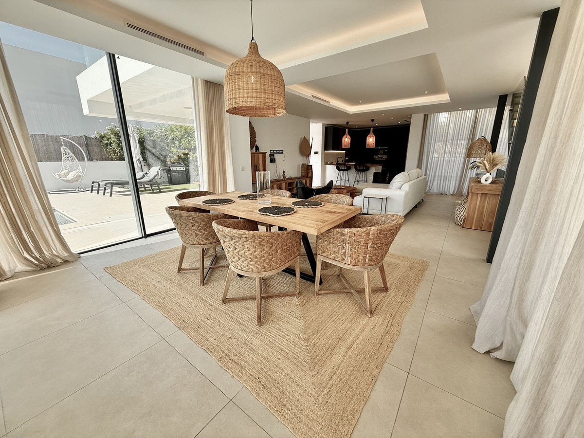 4 Bedroom Villa in Estepona - Photo 19