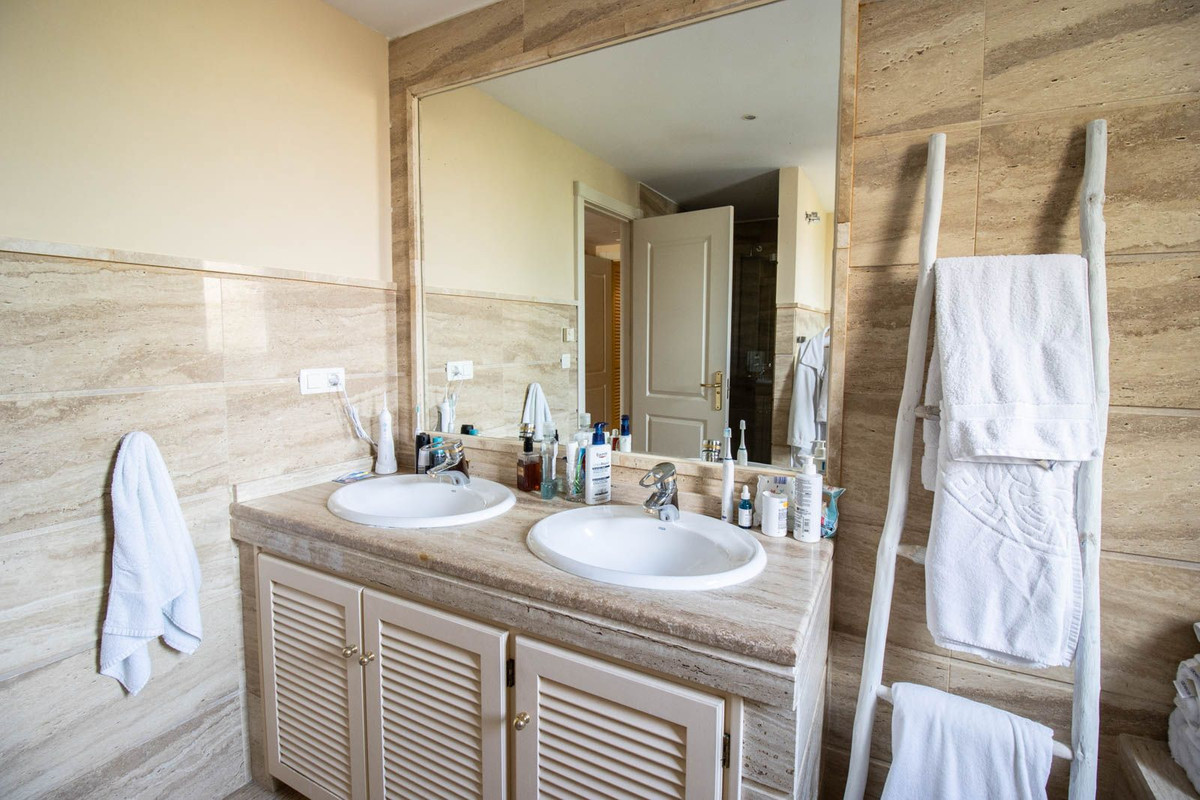 2 Bedroom Apartment in Marbella - Photo 25