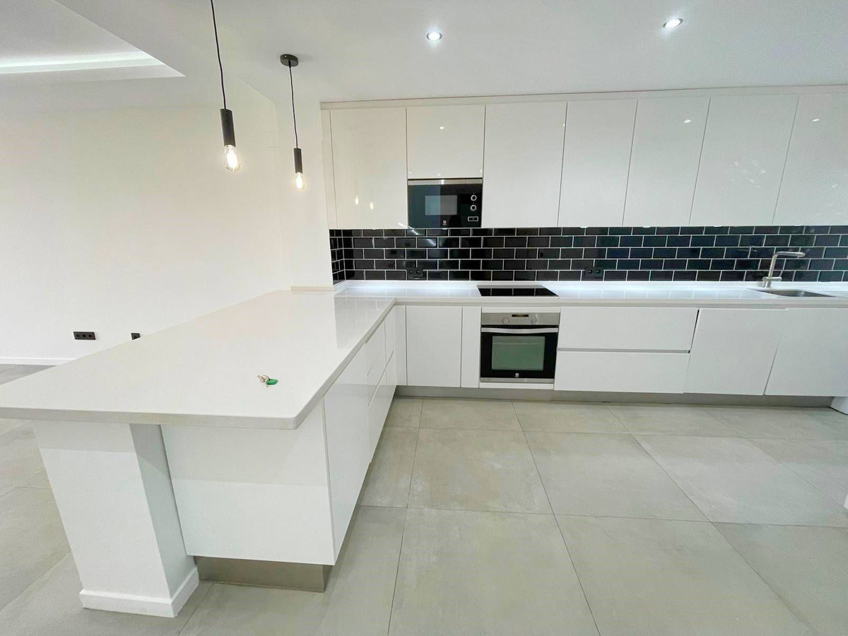 3 Bedroom Townhouse in Estepona - Photo 7