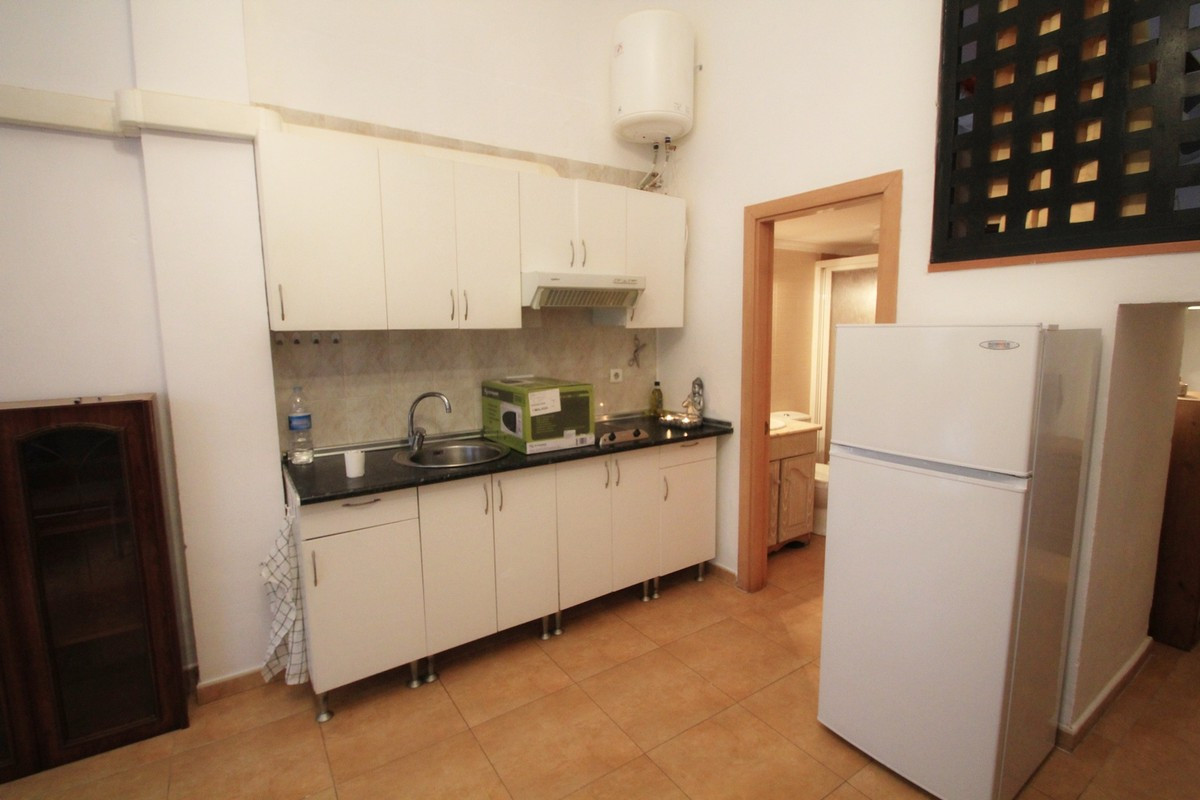 1 Bedroom Apartment in Torremolinos - Photo 4