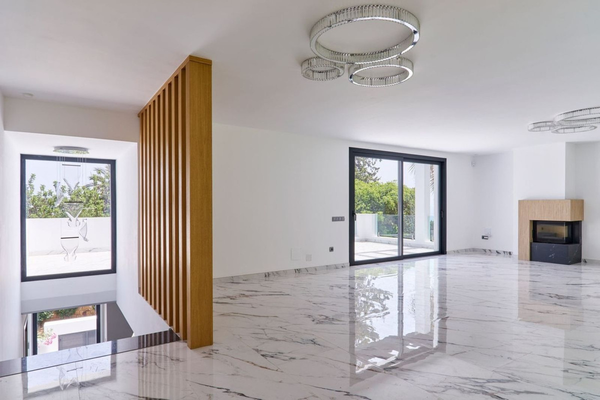 5 Bedroom Villa in Marbella - Photo 7