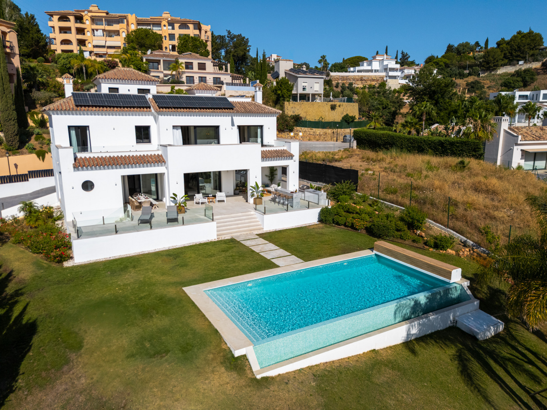 5 Bedroom Villa in Marbella - Photo 3