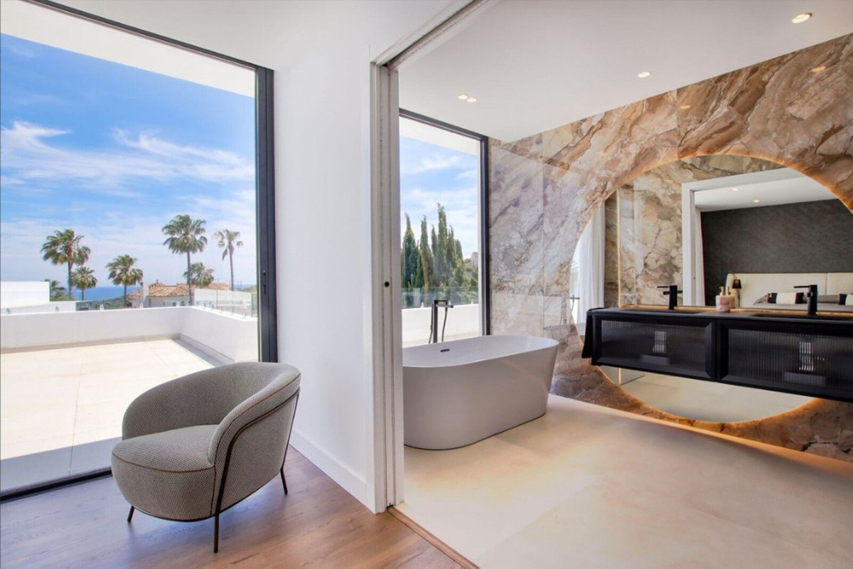 4 Bedroom Villa in Estepona - Photo 19