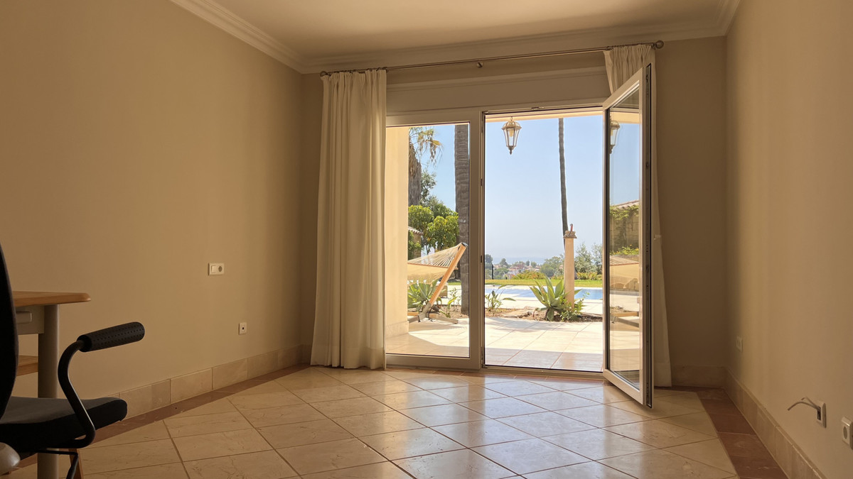4 Bedroom Villa in Estepona - Photo 20