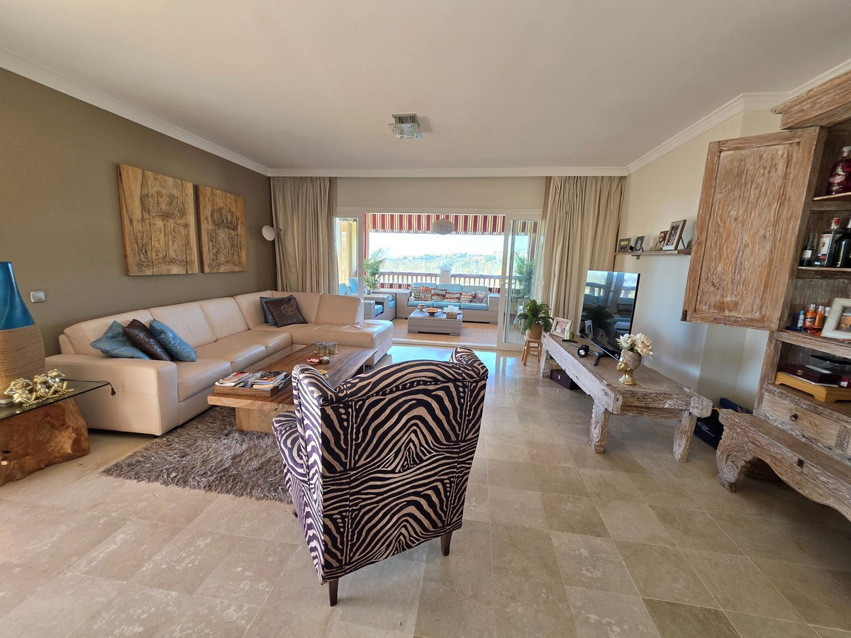 2 Bedroom Apartment in Estepona - Photo 10
