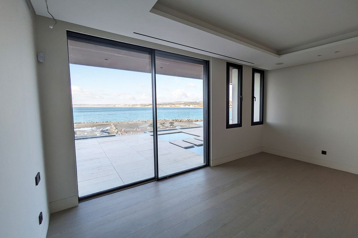 4 Bedroom Apartment in Estepona - Photo 13