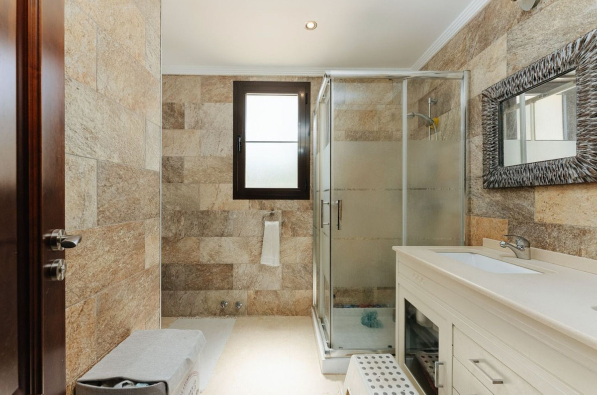 6 Bedroom Villa in Istán - Photo 18