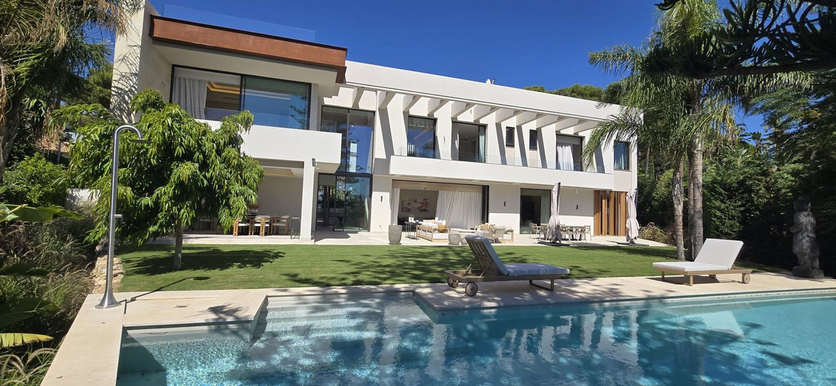 5 Bedroom Villa in Marbella - Photo 2