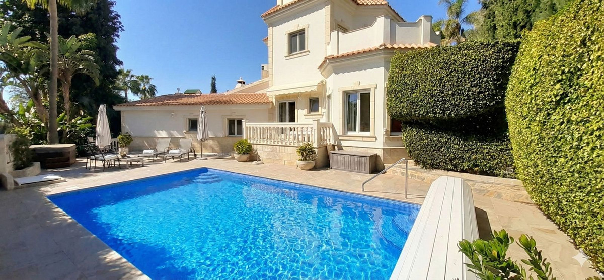 5 Bedroom Villa in Marbella - Photo 3