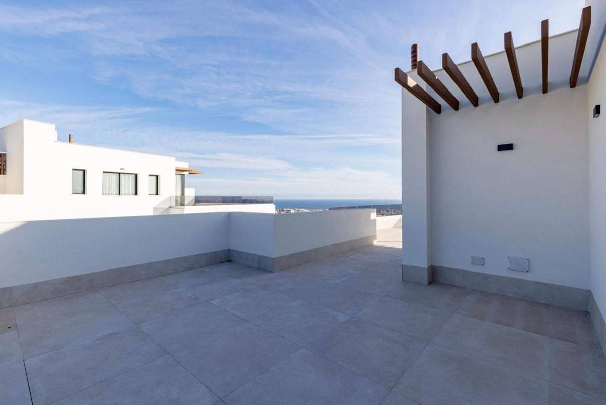 3 Bedroom Penthouse in Estepona - Photo 9