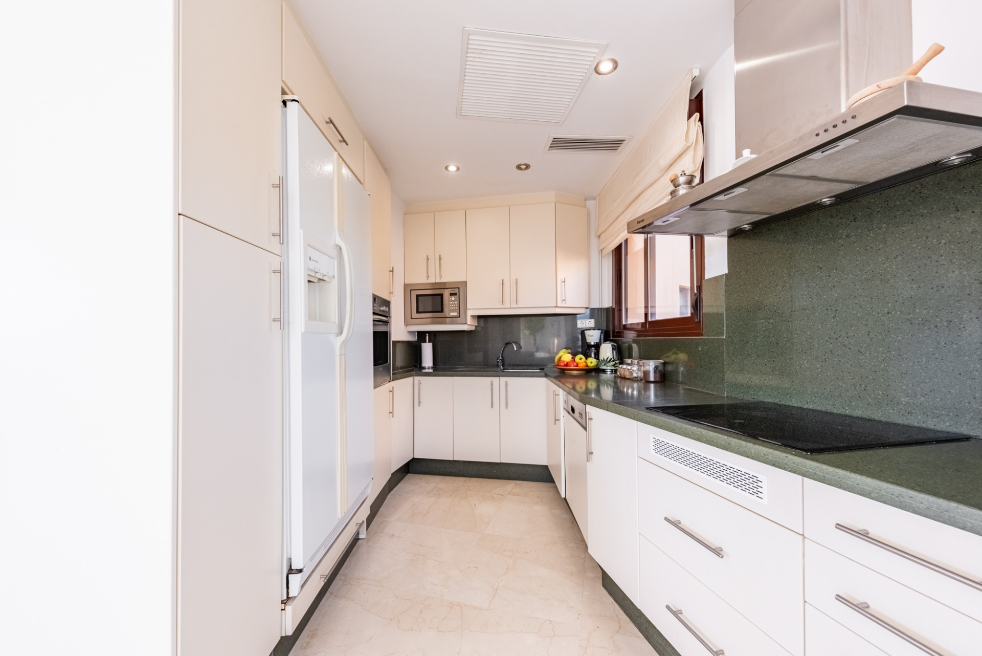 3 Bedroom Penthouse in Estepona - Photo 10