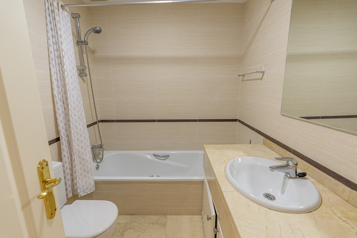 4 Bedroom Townhouse in Estepona - Photo 19