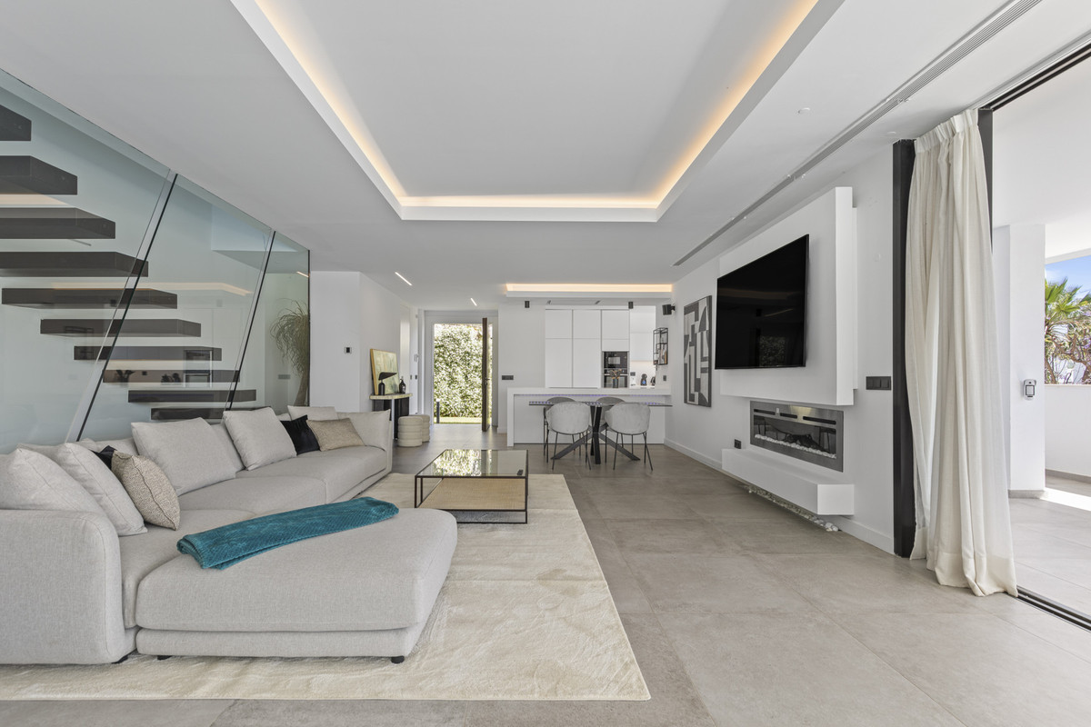 4 Bedroom Villa in Estepona - Photo 18