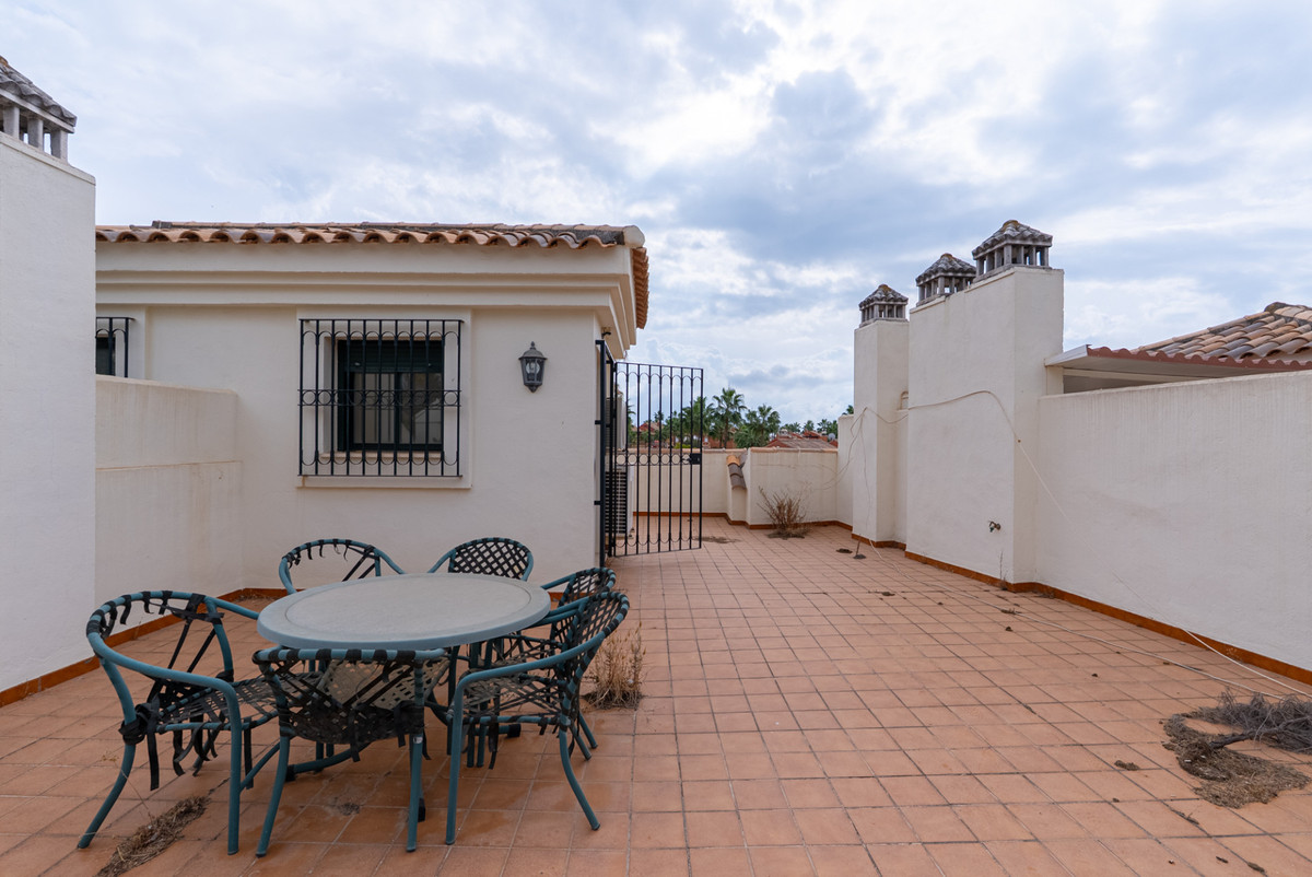 4 Bedroom Townhouse in Estepona - Photo 28