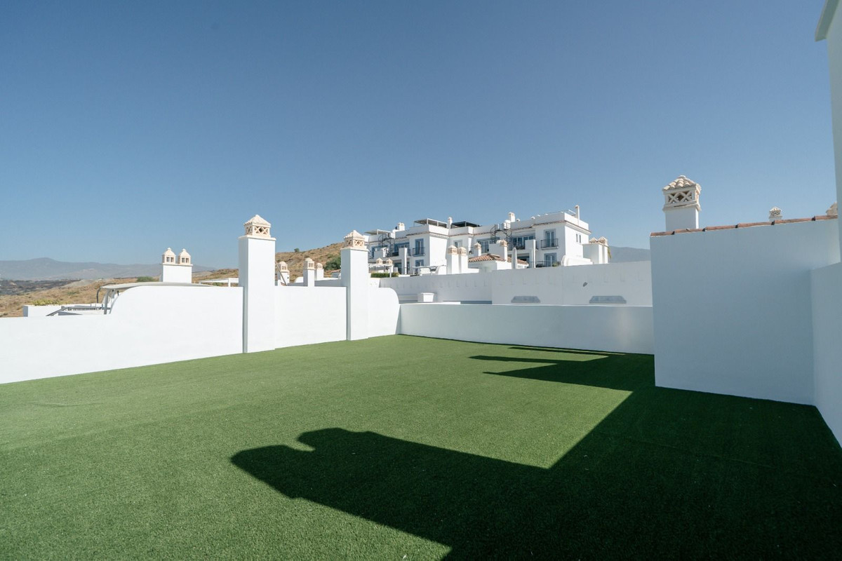 2 Bedroom Penthouse in Benahavís - Photo 23