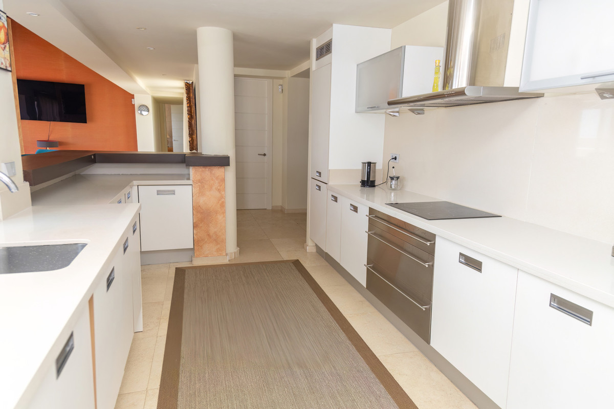 3 Bedroom Penthouse in Benahavís - Photo 13