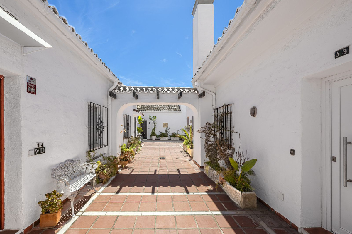 2 Bedroom Apartment in Marbella - Photo 24