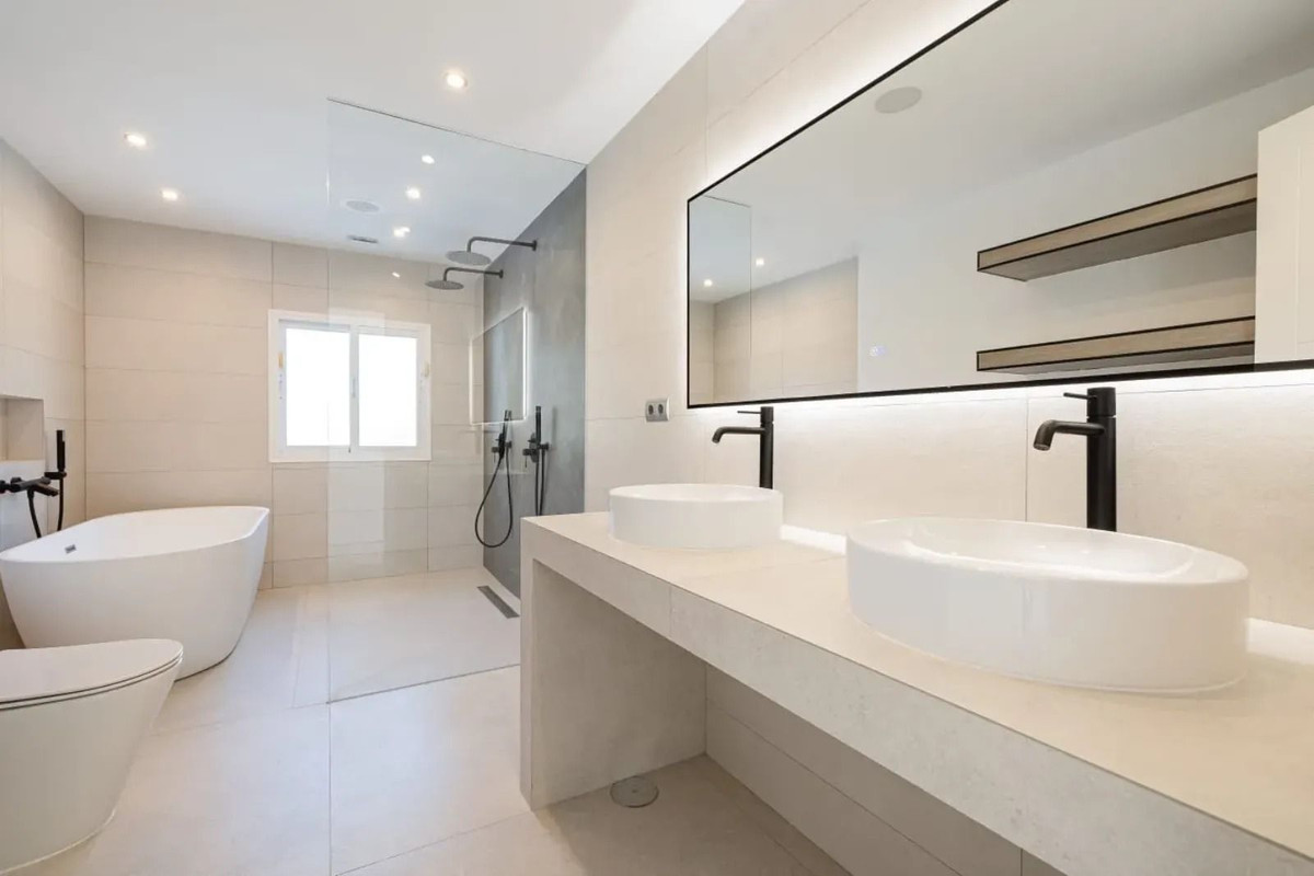 4 Bedroom Villa in Estepona - Photo 2