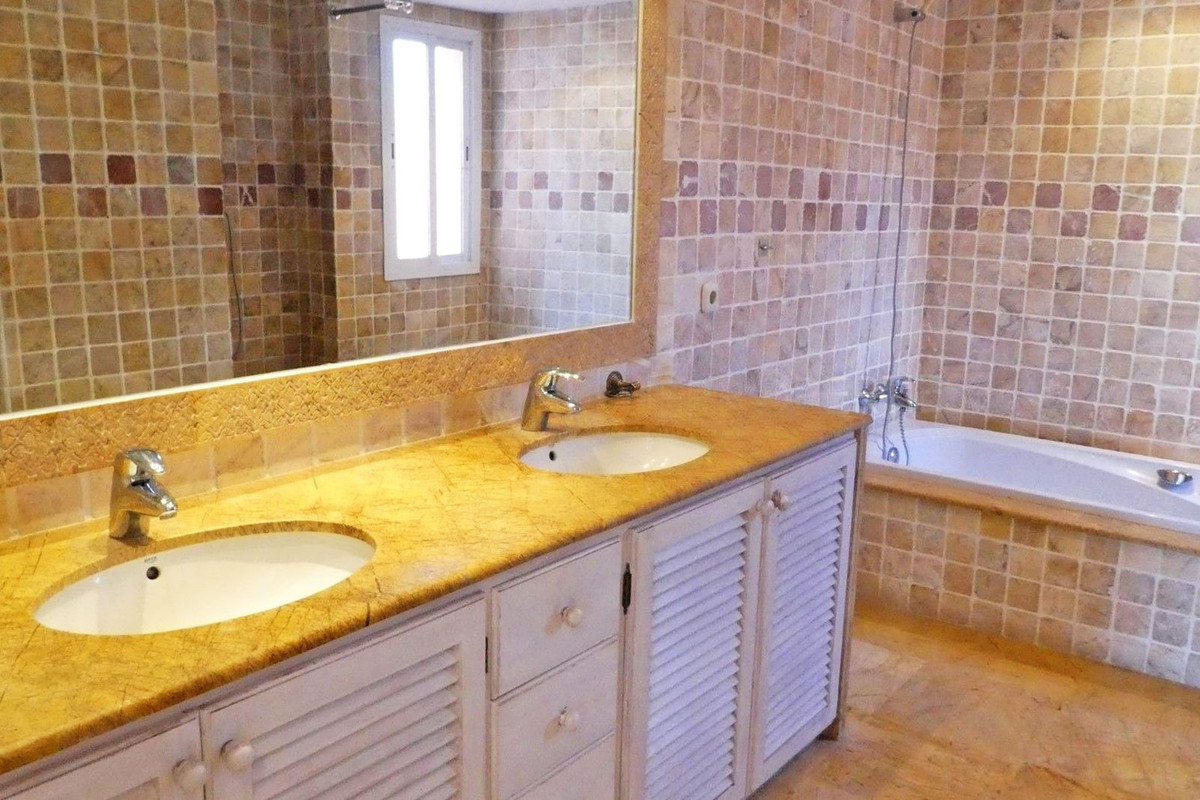 2 Bedroom Penthouse in San Pedro de Alcántara - Photo 9