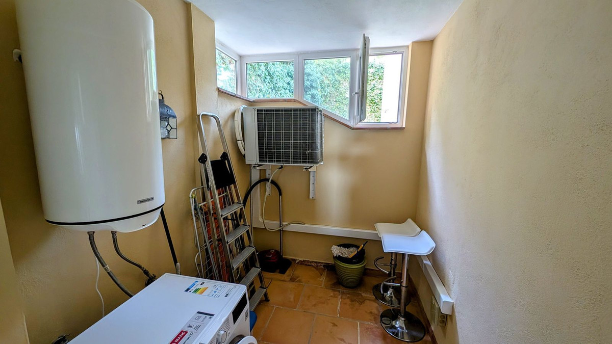 2 Bedroom Apartment in Benahavís - Photo 21