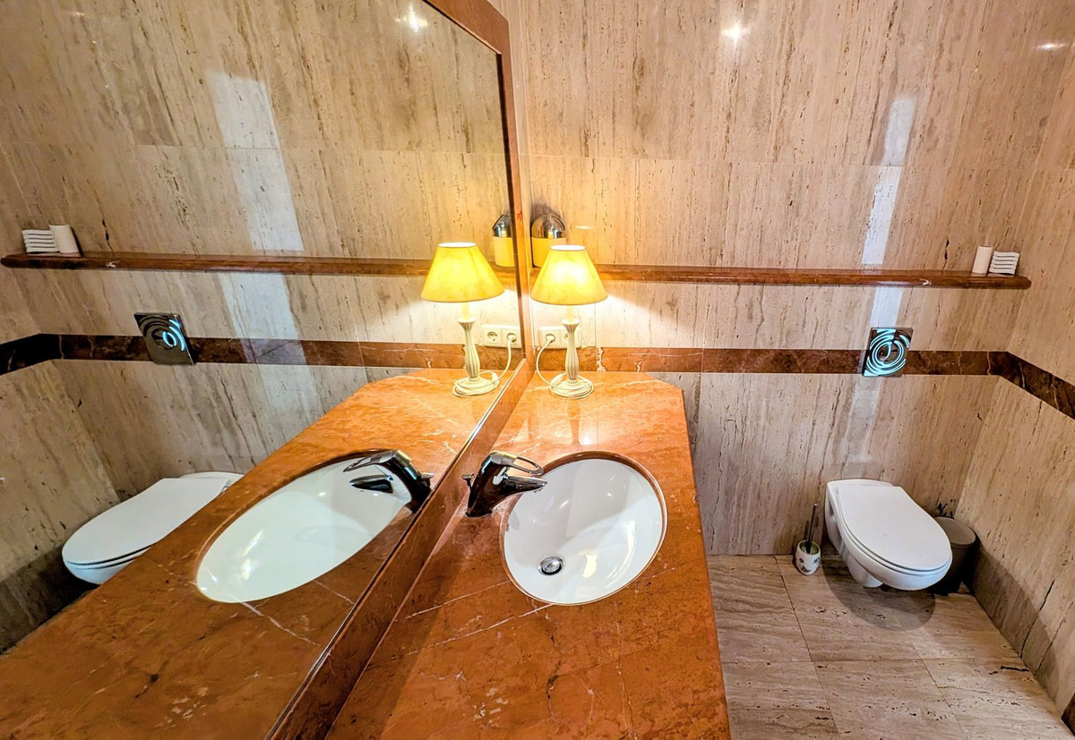 2 Bedroom Apartment in Benahavís - Photo 17
