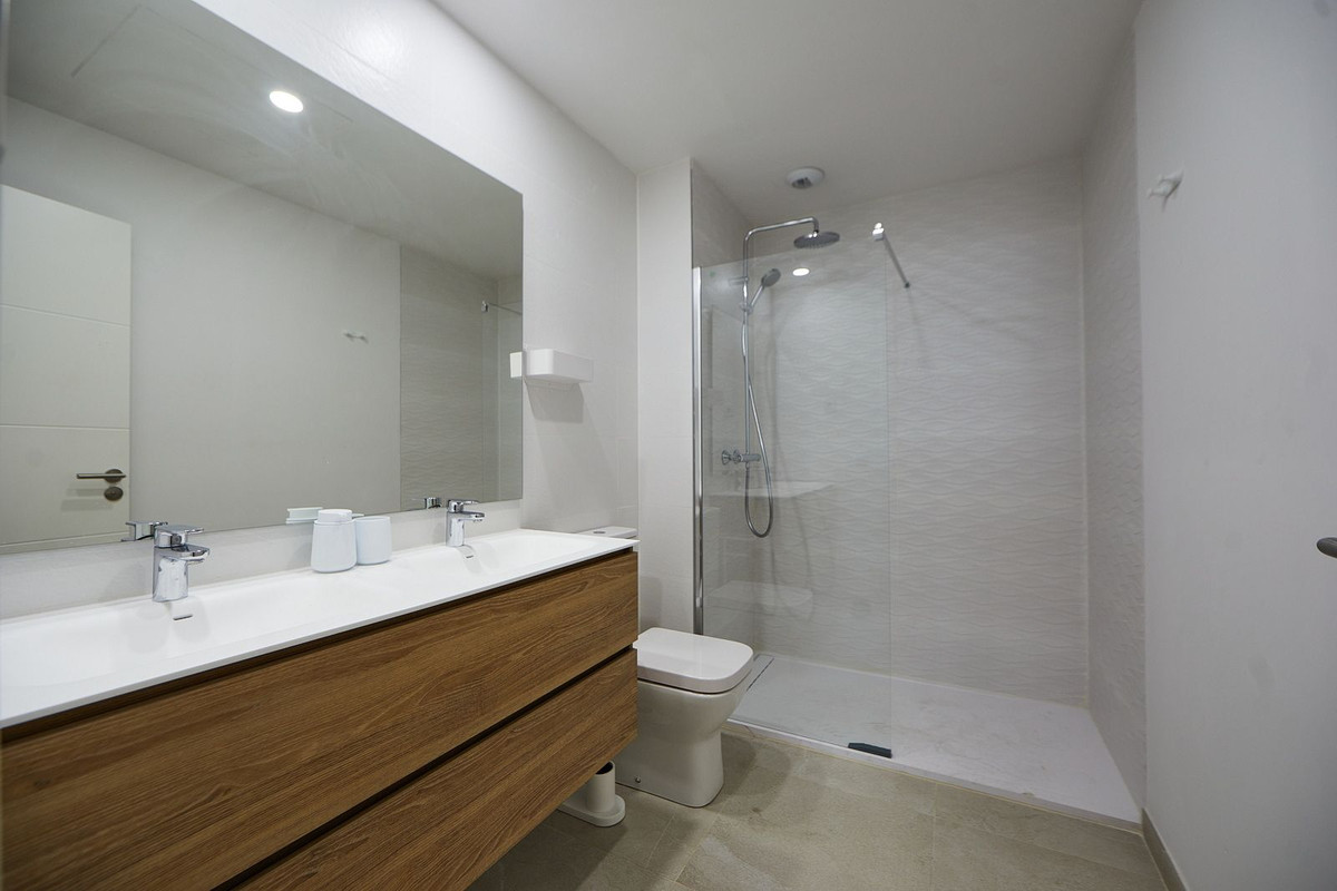 2 Bedroom Apartment in Estepona - Photo 16