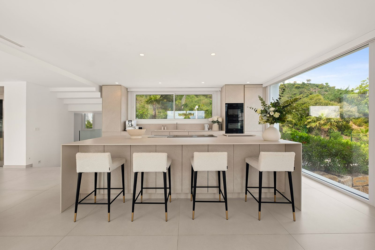 4 Bedroom Villa in Marbella - Photo 20