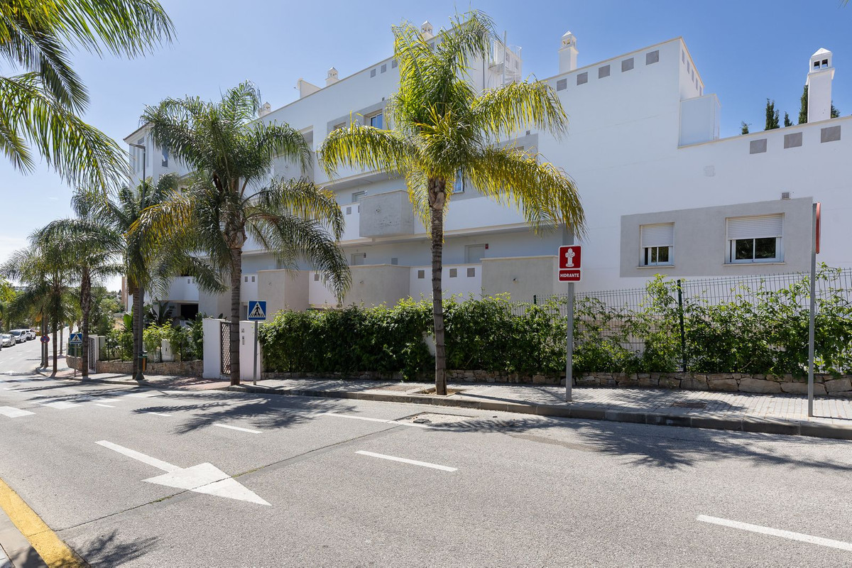 2 Bedroom Apartment in Torremolinos - Photo 33