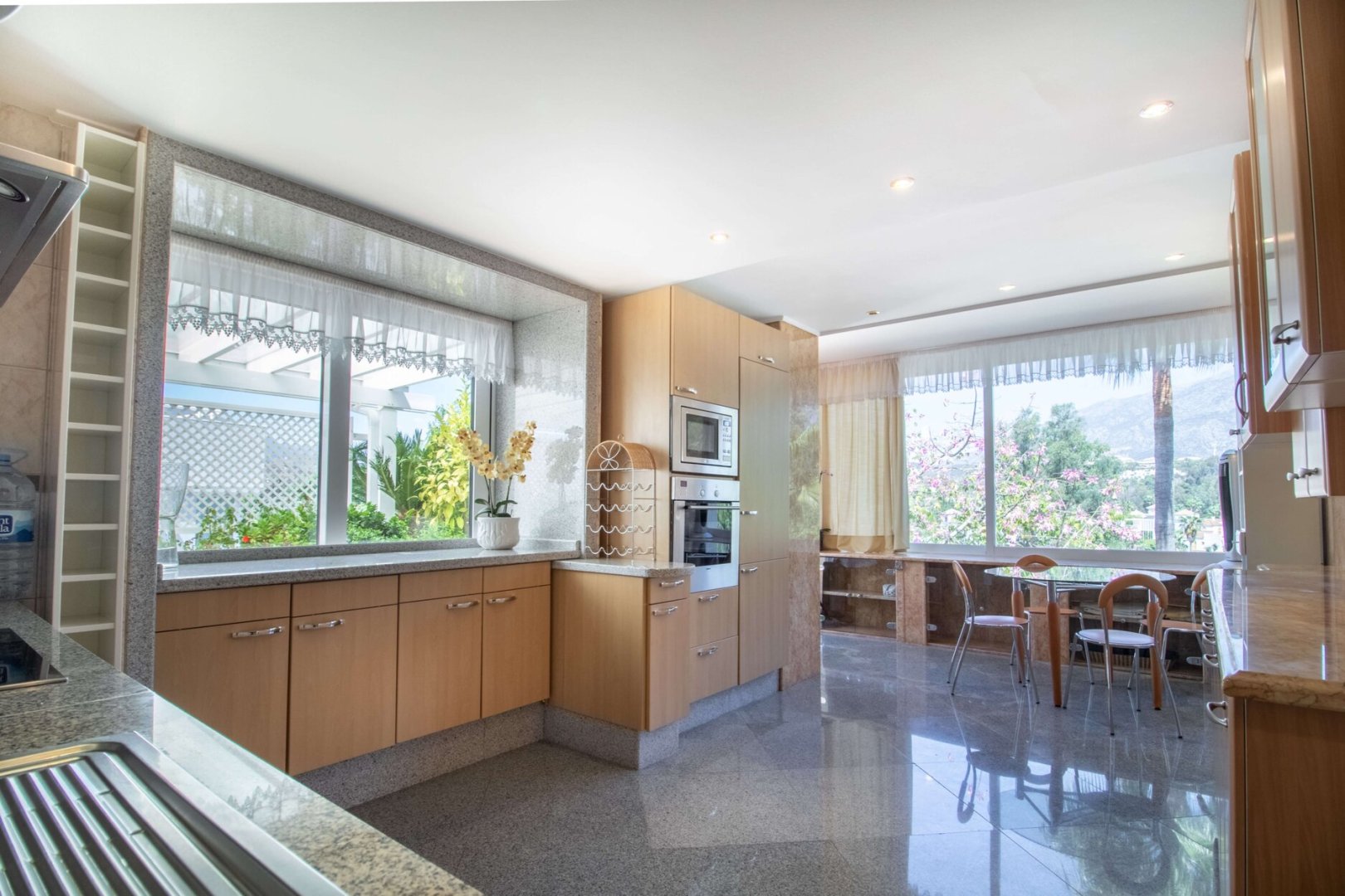 4 Bedroom Apartment in Marbella - Photo 4