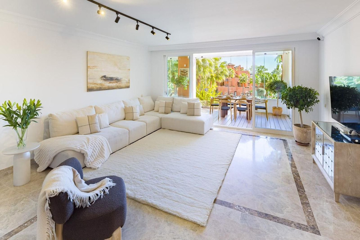 4 Bedroom Apartment in Marbella - Photo 2