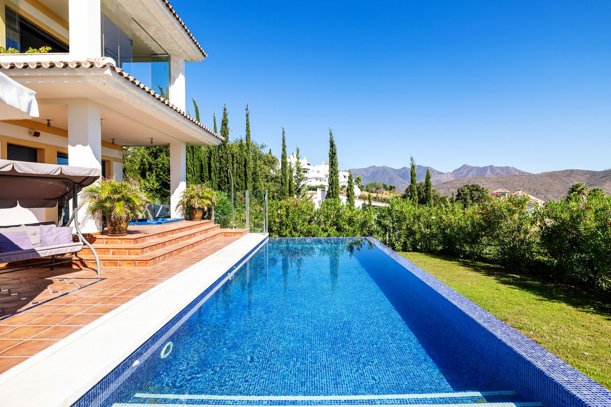6 Bedroom Villa in Marbella - Photo 9