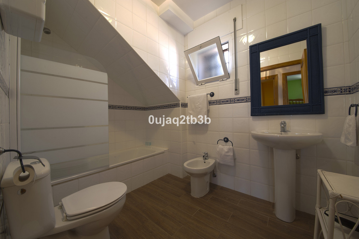 6 Bedroom Villa in Estepona - Photo 6